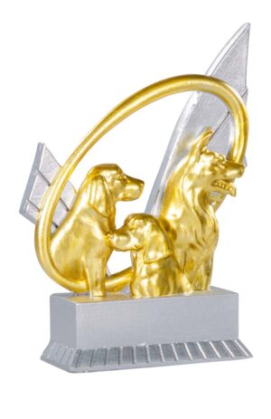 Trofeo económico de competición canina de resina plateado. 13cm , el trofeo nos muestra diferentes razas de perrros abarcando un conjunto muy amplio de competiciones cancicas , bien sea por razas o adistramiento , ideal para cualquier competición que reuna estos campos .