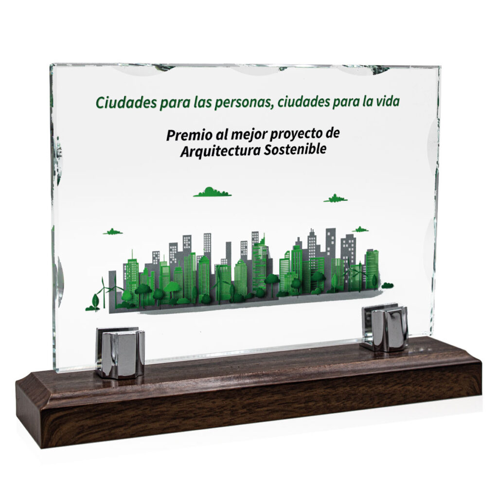 Placa-homenaje-de-cristal-irrgular-sobre-peana-de-madera-Trofeos-Mora